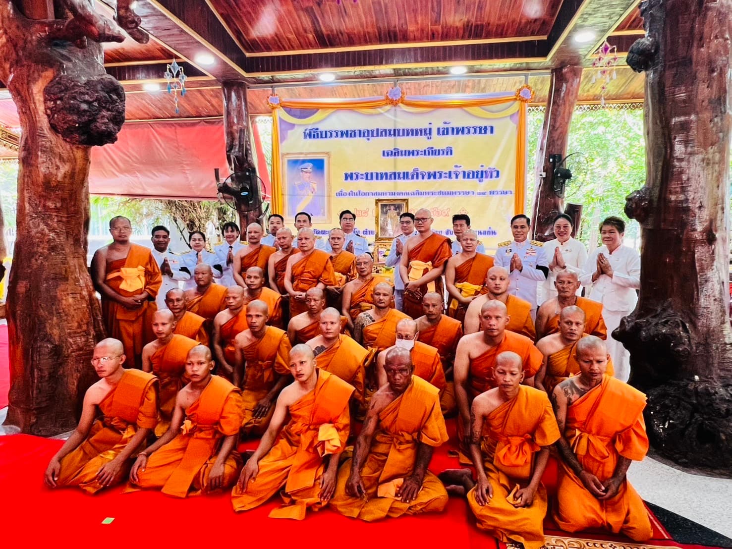 อำเภอเมืองขอนแก่น จัดพิธีอุปสมบทหมู่ผู้ผ่านการบำบัดยาเสพติด 16 ราย เข้ารับการฟื้นฟูจิตใจในพรรษา หวังคืนคนดีสู่สังคม