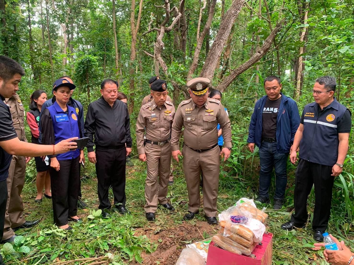 กาฬสินธุ์กวาดล้างใหญ่! สืบจังหวัดรวบเอเย่นต์คาบ้านพัก พร้อมยาบ้า 1 แสนเม็ด ยึดรถยนต์-มอเตอร์ไซค์ มูลค่ากว่า 5 แสนบาท